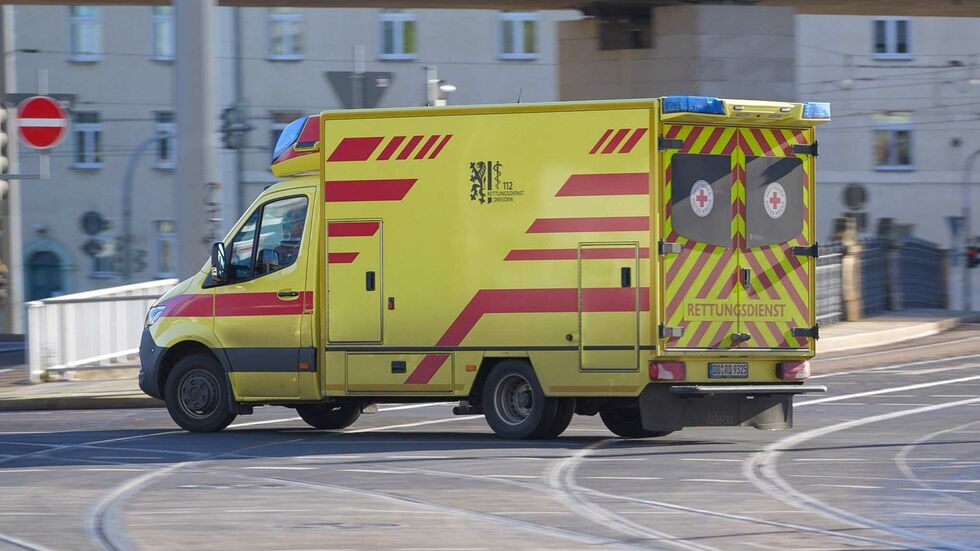 Ein Krankenwagen auf der Tharandter Straße in Dresden. Ein Krankenwagen auf der Tharandter Straße in Dresden.