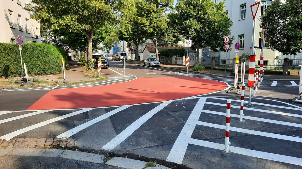 So sehen die roten Markierungen der Radroute Ost im Bereich Kipsdorfer Straße aus.