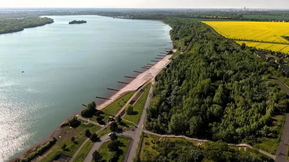 Blick auf den frisch sanierten Auenhainer Strand am Markkleeberger See südlich von Leipzig. Blick auf den frisch sanierten Auenhainer Strand am Markkleeberger See südlich von Leipzig.