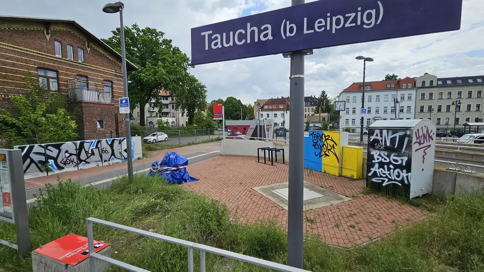 Der zerstörte Automat wurde mit einer Plane abgedeckt.