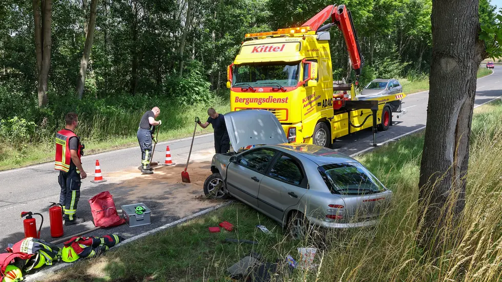 Die Kameraden mussten ausgelaufene Betriebsmittel binden und die Batterie abklemmen. Die Kameraden mussten ausgelaufene Betriebsmittel binden und die Batterie abklemmen.