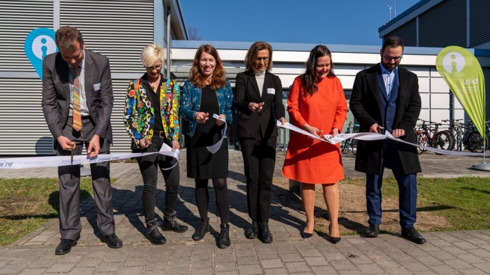 Feierliche Eröffnung des DLR_School_Lab mit Dr. Christoph Pawek (DLR), Prof. Anke Kaysser-Pyzalla (Vorstandsvorsitzende DLR), Dr. Anna Christmann (Koordinatorin der Bundesregierung für die Deutsche Luft- und Raumfahrt), Prof. Gesine Grande (Präsidentin BTU Cottbus-Senftenberg), Dr. Manja Schüle (Ministerin für Wissenschaft, Forschung und Kultur des Landes Brandenburg) und Stefan Richter (Leiter DLR_School_Lab_BTU Cottbus-Senftenberg), v. l. n. r.