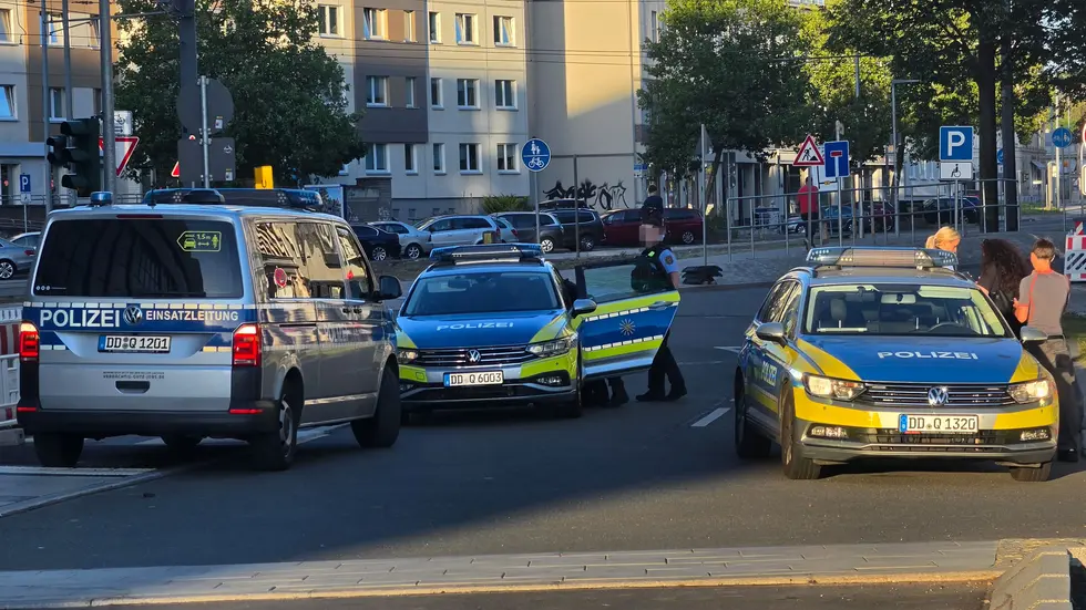 In einer Chemnitzer Straßenbahn schlägt ein 27-Jähriger eine Frau und beißt einen Fahrgast. Nach seiner Flucht stellt ihn die Polizei.