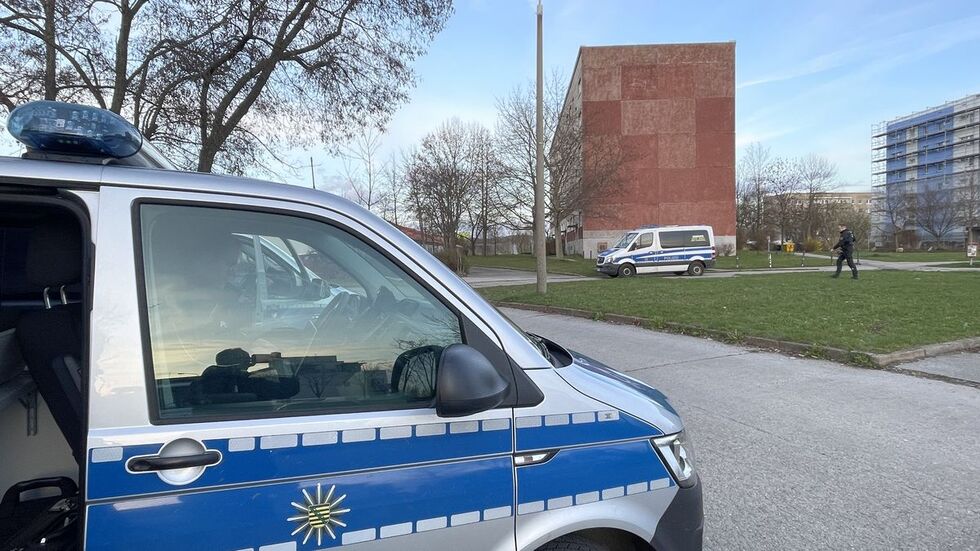Die Polizei ist auf der Heisenbergstraße im Einsatz. 