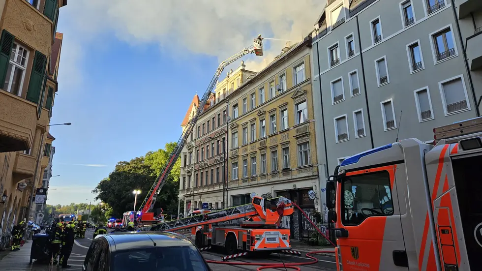 Die Feuerwehr ist mit der Drehleiter im Einsatz. Die Feuerwehr ist mit der Drehleiter im Einsatz.