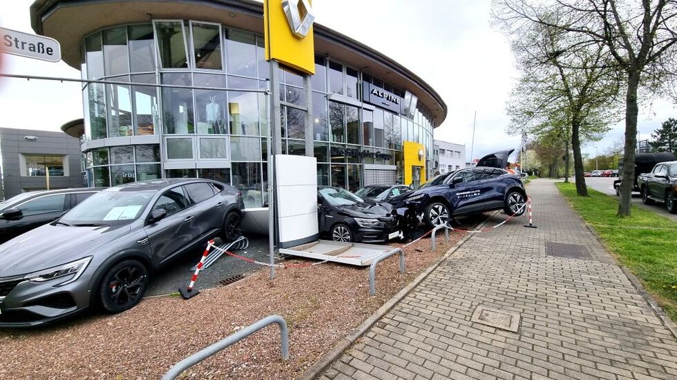 Mehrere Neufahrzeuge wurden bei dem Unfall beschädigt.