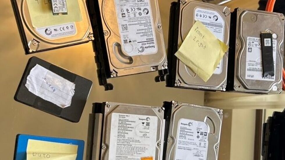 Diese Datenträger mit Informationen zu den Opfern wurden in den Wohnungen der Ganoven gefunden.