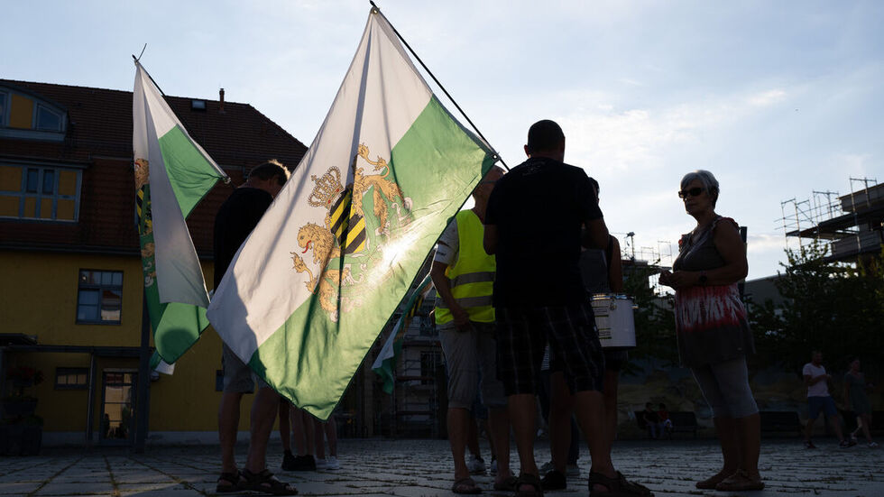 Teilnehmer einer Kundgebung der "Freien Sachsen" auf dem Markplatz von Heidenau