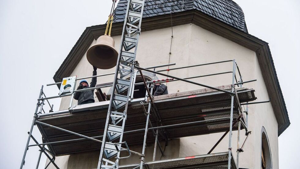 Nachdem die neuen Glocken am Montag hochgezogen wurden, werden sie im Laufe der Woche noch aufgehangen.