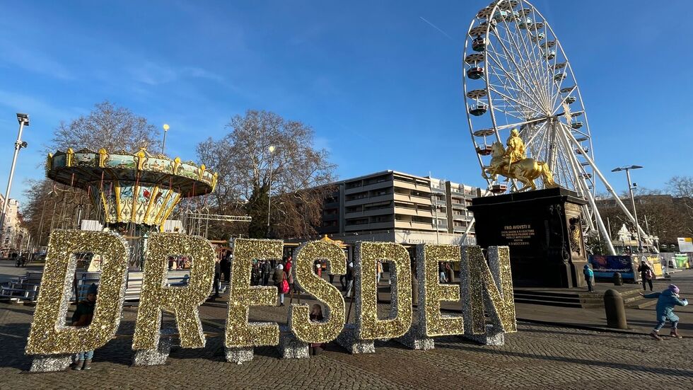 Riesenrad und "Dresden"-Schriftzug am Goldenen Reiter.