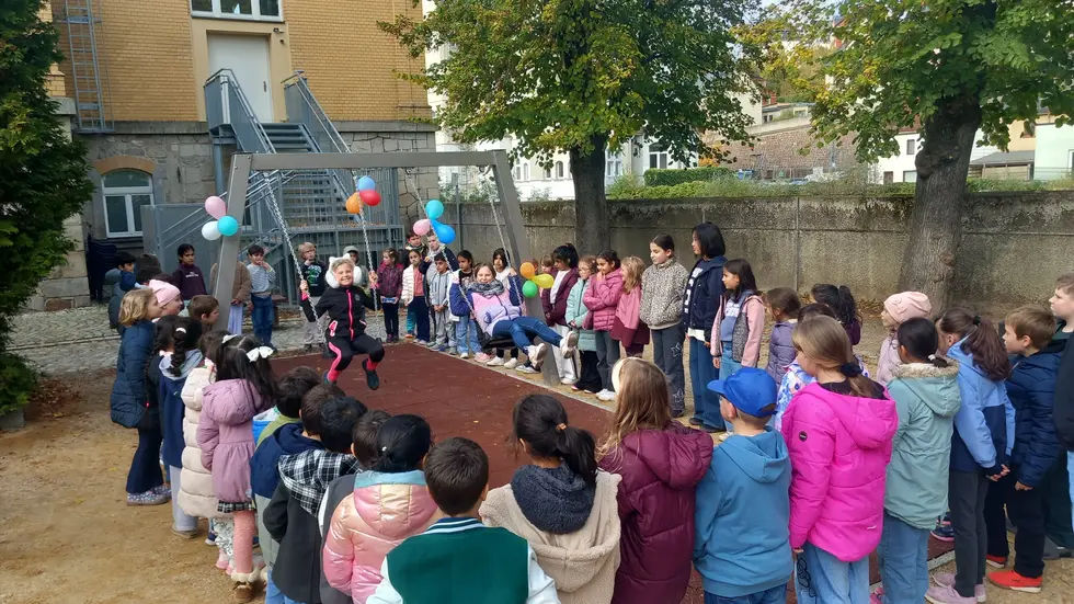 Die Kinder nahmen das neue Spielgerät direkt nach den Herbstferien in Beschlag.
Die Kinder nahmen das neue Spielgerät direkt nach den Herbstferien in Beschlag.