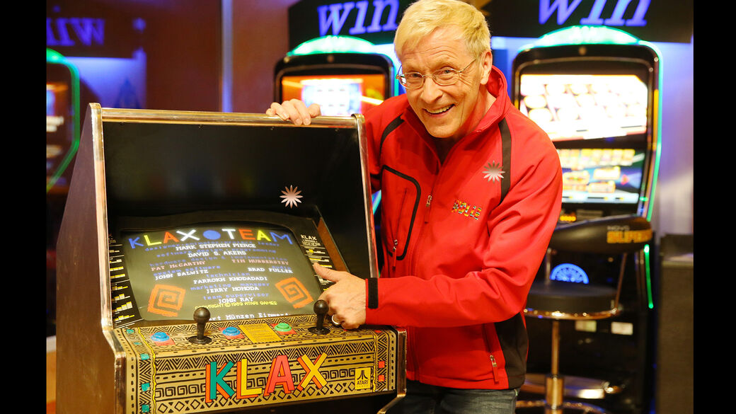 Wolle Förster steht neben seinem Automaten.