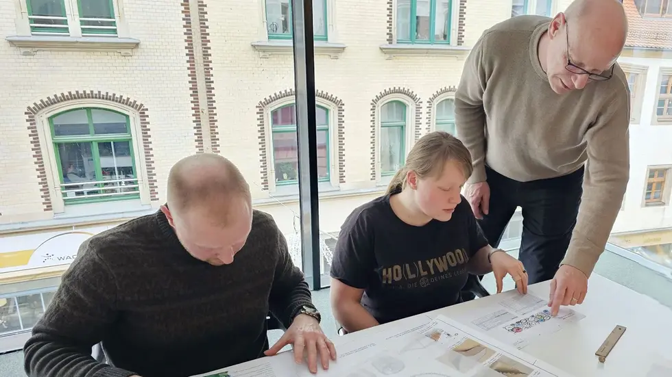 v.l.: Tobias Körner, Madlen Gündel und Tilo Küttler sichten Gestaltungsvarianten. v.l.: Tobias Körner, Madlen Gündel und Tilo Küttler sichten Gestaltungsvarianten.