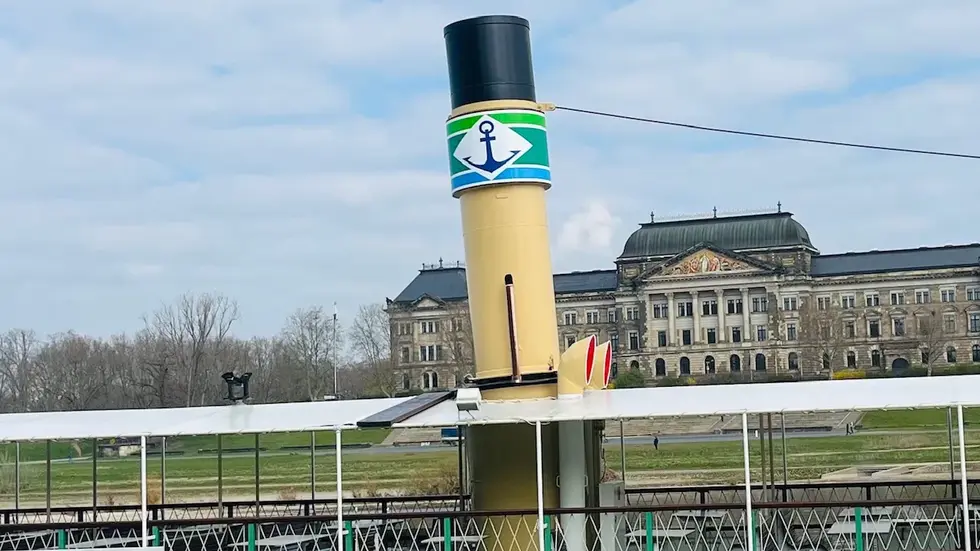 Grün-weiß für Sachsen, das blaue Band für die Elbe und ein Anker zieren jetzt alle historischen Dampfer Grün-weiß für Sachsen, das blaue Band für die Elbe und ein Anker zieren jetzt alle historischen Dampfer