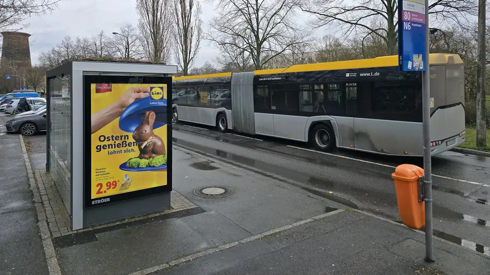 Hier an der Bushaltestelle Komarow Hier an der Bushaltestelle Komarow