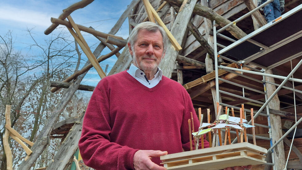 Es wird angebaut in ArkaZien. Die neue
große Murmelbahn entsteht direkt hinter
dem Theaterplatz. Es wird angebaut in ArkaZien. Die neue
große Murmelbahn entsteht direkt hinter
dem Theaterplatz.