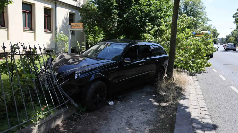 Der 26-jährige Fahrer kam von der Straße ab, fuhr gegen einen Baum und anschließend gegen einen Zaun Der 26-jährige Fahrer kam von der Straße ab, fuhr gegen einen Baum und anschließend gegen einen Zaun