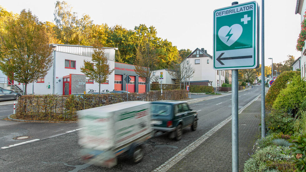 Es gibt auch Hinweisschilder, die zum Defibrillator führen. Es gibt auch Hinweisschilder, die zum Defibrillator führen.