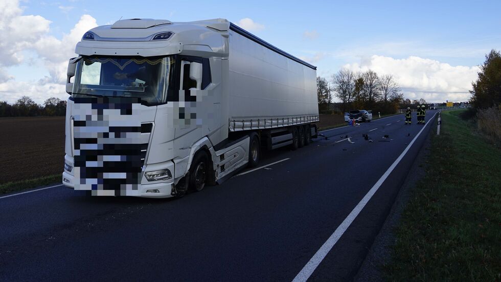 Auf der B6 bei Borsdorf ist ein Lkw mit einem Auto kollidiert.
