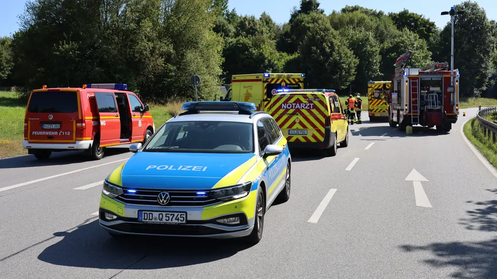 Rettungskräfte an der Unfallstelle.