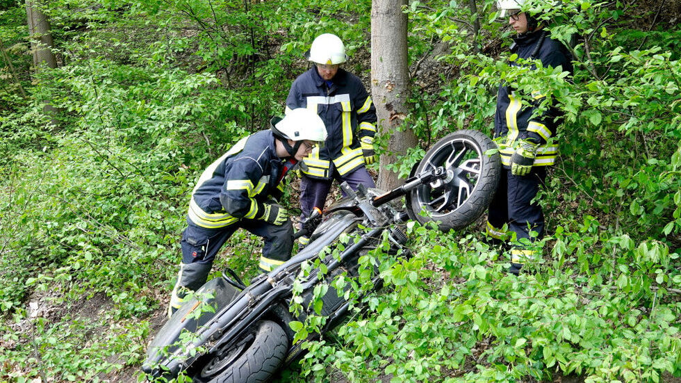 An einem Hang blieb das Motorrad liegen und wurde von der Feuerwehr geborgen.