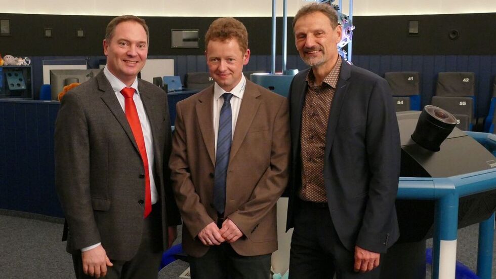 Politiker Jörg Markert, Planetariumsleiter Jens Kandler und Drebachs Bürgermeister Jens Haustein (v. l. ) richteten bei der Feierstunde einige Worte an das Publikum.
