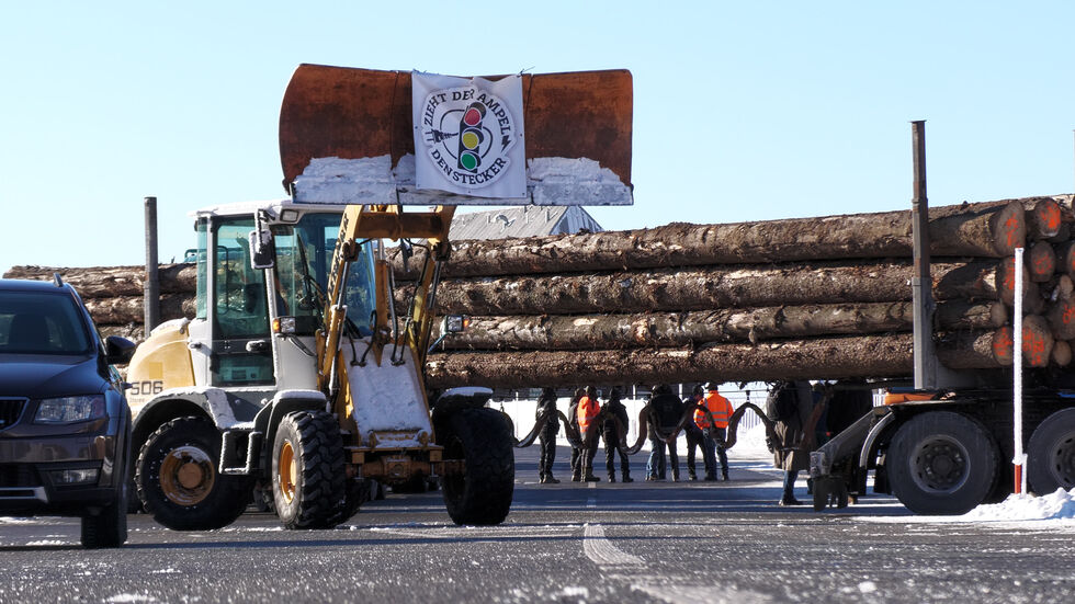 In Oberwiesenthal blockierte am Dienstag ein großer Holzlaster den Grenzübergang. In Oberwiesenthal blockierte am Dienstag ein großer Holzlaster den Grenzübergang.