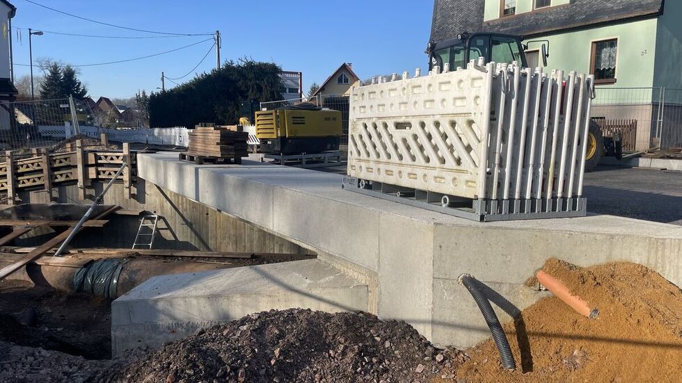 Das neue Brückenbauwerk aus Stahl - hier noch während der Bauarbeiten. 