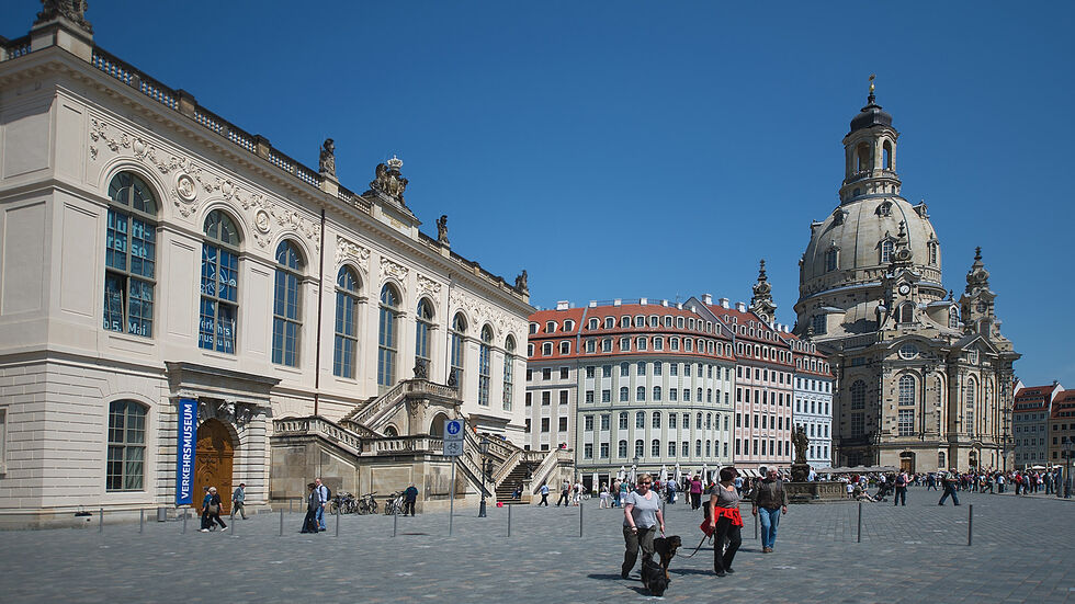 Seit rund 70 Jahren ist das Verkehrsmuseum am Neumarkt im Johanneum (l.) zu Hause.
