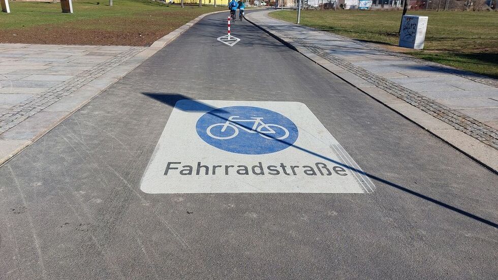 Fahrradstraßen wie diese soll es künftig auch als  sogenannten Radschnellweg von Dresden nach Langebrück geben. (Symbolbild)