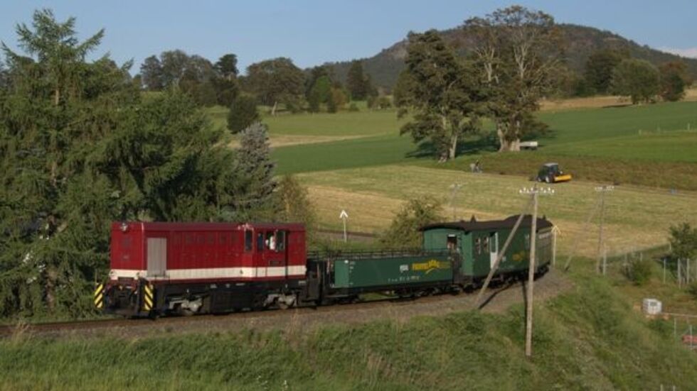 Fichtelbergbahn-Diesellok zwischen Cranzahl und Unterneudorf. Fichtelbergbahn-Diesellok zwischen Cranzahl und Unterneudorf.