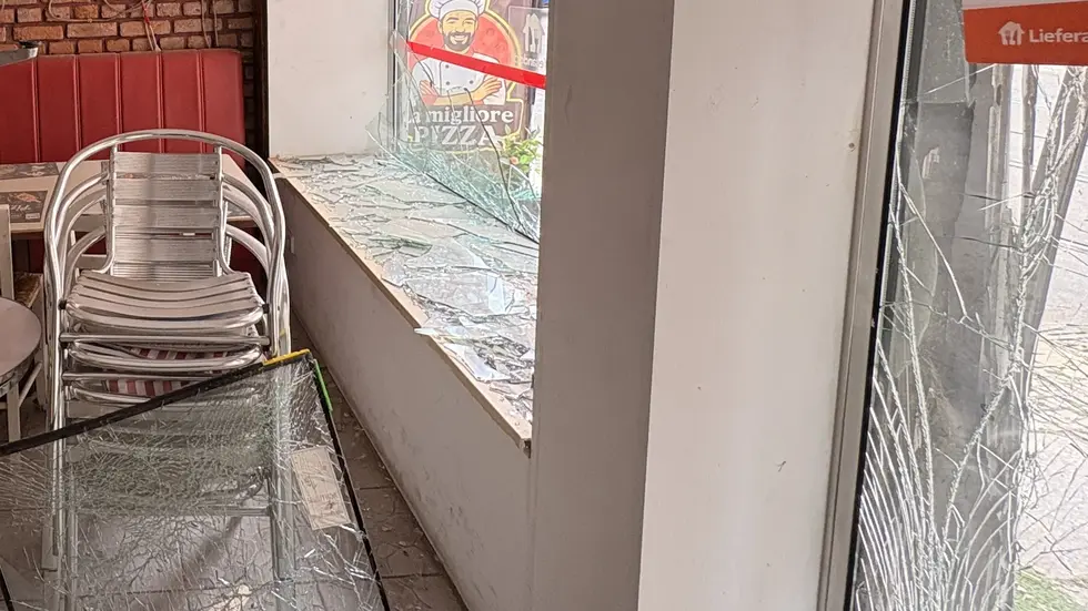 Bei der Pizzeria wurden unter anderem Eingangstür und Scheiben zerstört.