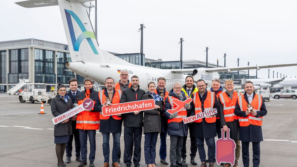 AIR UNIQON verbindet den Flughafen Berlin Brandenburg (BER) ab sofort viermal wöchentlich mit Friedrichshafen in Baden-Württemberg am Bodensee. Im Bild: Thomas Kohr, Leiter Corporate ＆ Business Development der Flughafen Berlin Brandenburg GmbH (3.v.l.), Frank Steckling, Geschäftsführung, AIR UNIQON GmbH (4.v.l.) und Geschäftsführer bei Flugplatzbetriebsgesellschaft Welzow mbh, Hilmar Mißbach, Bürgermeister der Stadt Welzow (5.v.l.), Dirk Stettner, Fraktionsvorsitzende der CDU Berlin (7.v.r.), Jens Warnken, Präsidium IHK Cottbus (6.v.r.), Antonio Diego Cuomo, Pilot Avanti Air (5.v.r.), Frank Rosenberg, Geschäftsführer der AIR UNIQON GmbH (4.v.r.), Detlef Schäfer-Carroll, Geschäftsführung Flughafen Friedrichshafen (3.v.r.), Benedikt Otte, Wirtschaftsförderung Bodensee (2.v.r), Volker Mayer-Lay, Mitglied des Deutschen Bundestages für den Wahlkreis Bodensee (1.v.r).  