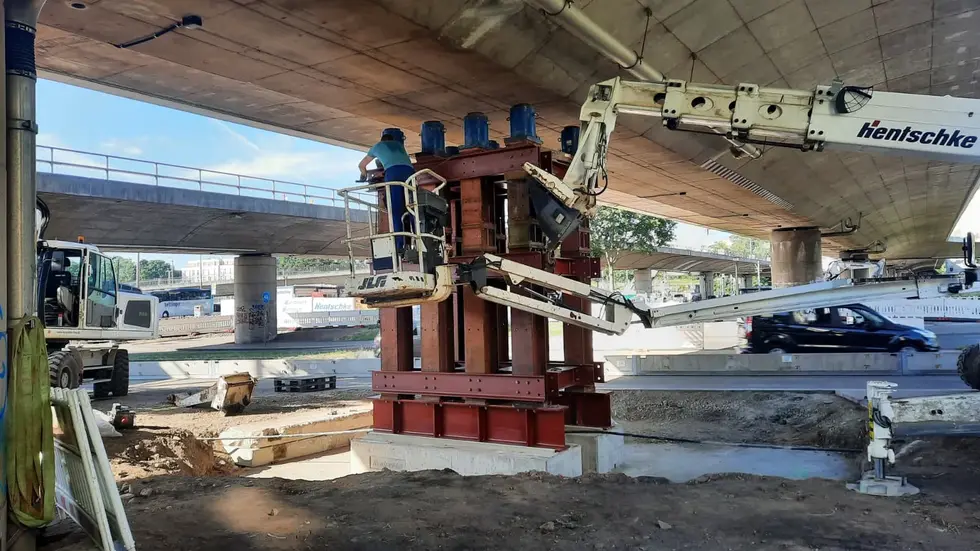 Solche Stützen stabilisieren die Brücke aktuell.