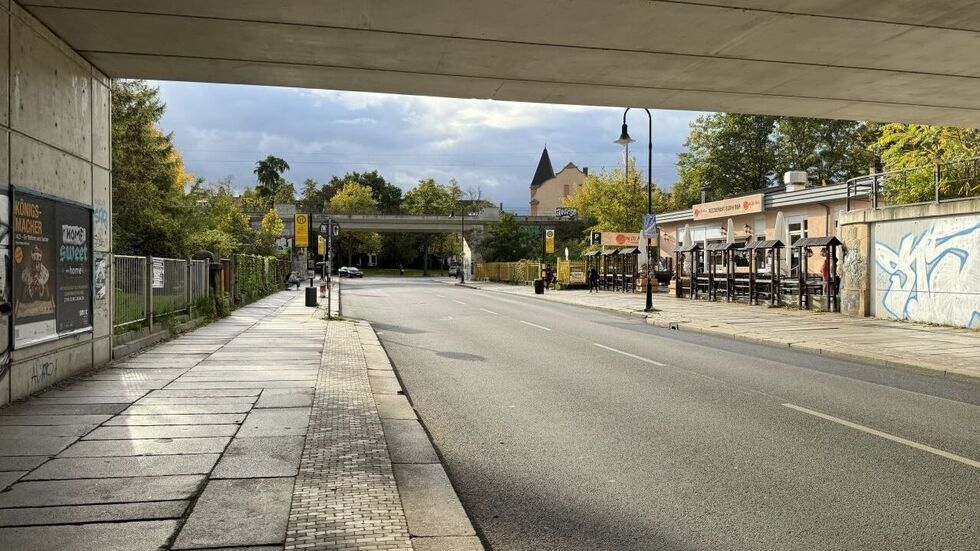 Die beiden Bushaltestellen am S-Bahnhof Pieschen.