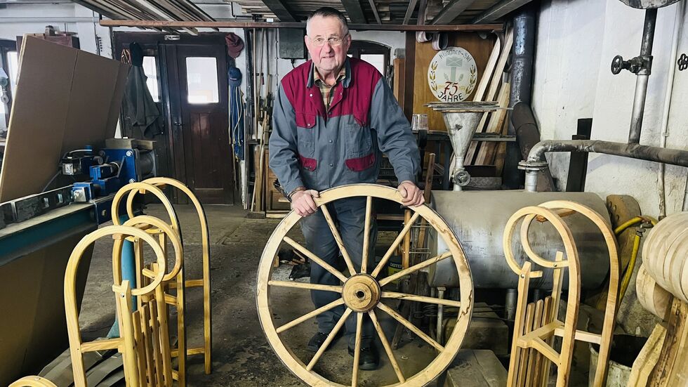 Als Stellmacher biegt Klingner auch Holz für Wagenräder oder eben Schlitten
