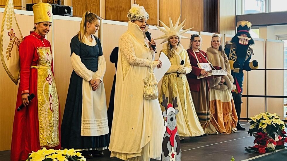 Die Märchenfiguren vom Striezelmarkt boten den Kindern ein buntes Programm