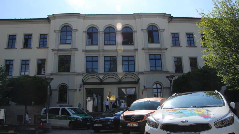 Die #beWhatever findet am Samstag, den 01.04.2023 von 10-14 Uhr im Martin-Luther-Gymnasium, Lutherplatz 1 in Frankenberg statt. Die #beWhatever findet am Samstag, den 01.04.2023 von 10-14 Uhr im Martin-Luther-Gymnasium, Lutherplatz 1 in Frankenberg statt.