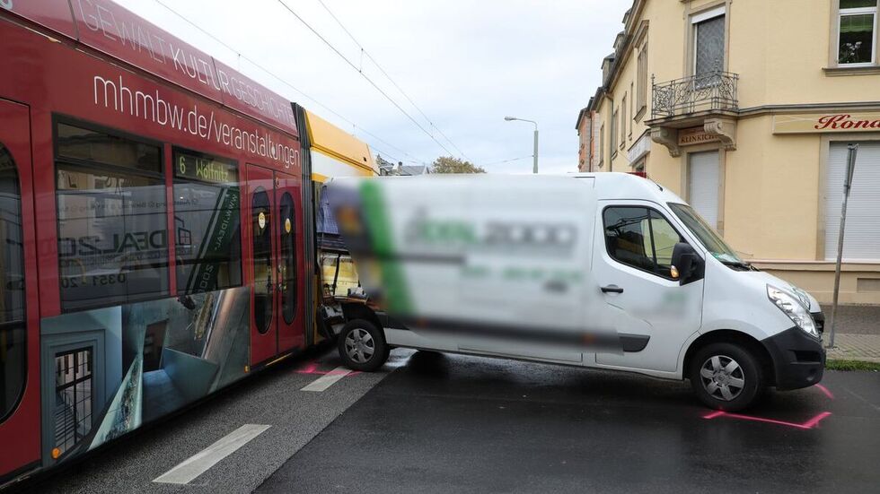 Der verunfallte Kleintransporter.