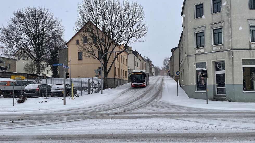 Freiheitsstraße am Silvestertag - an der Kreuzung Lengenfelder Straße beginnt die Sanierung. Freiheitsstraße am Silvestertag - an der Kreuzung Lengenfelder Straße beginnt die Sanierung.