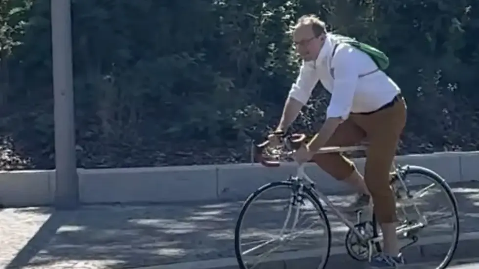 Eine Szene aus seinem Vorstellungsvideo für seine Kandidatur: Der frühere sächsische Umweltminister Wolfram Günther (53) auf einem Fahrrad ...