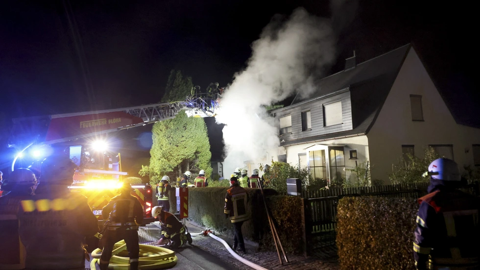 Feuer in Niederwiesa: Eine 74-Jährige rettet sich aus ihrem brennenden Haus. Sie kommt mit Verdacht auf Rauchgasvergiftung in die Klinik.