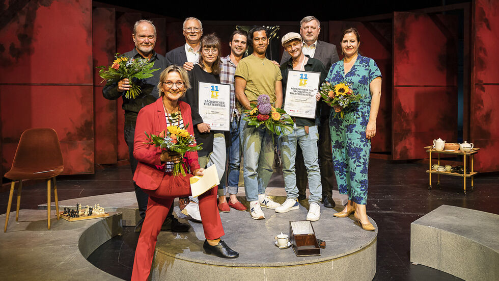 v. l. n. re: Michael Bartsch (Jury), Dr. Susanne Schulz (Jury), Lutz Hillmann (Landesverband Sachsen, Deutscher Bühnenverein), Melanie Kintzinger (Assistentin Bühnen- und Kostümbild), Paul Lonnemann (Spieler), Florian Thongsap Welsch (Spieler), Paul-Antoine Nörpel (Preisträger), Generalintendant Roland May, Maria Viktoria Linke (Jury)