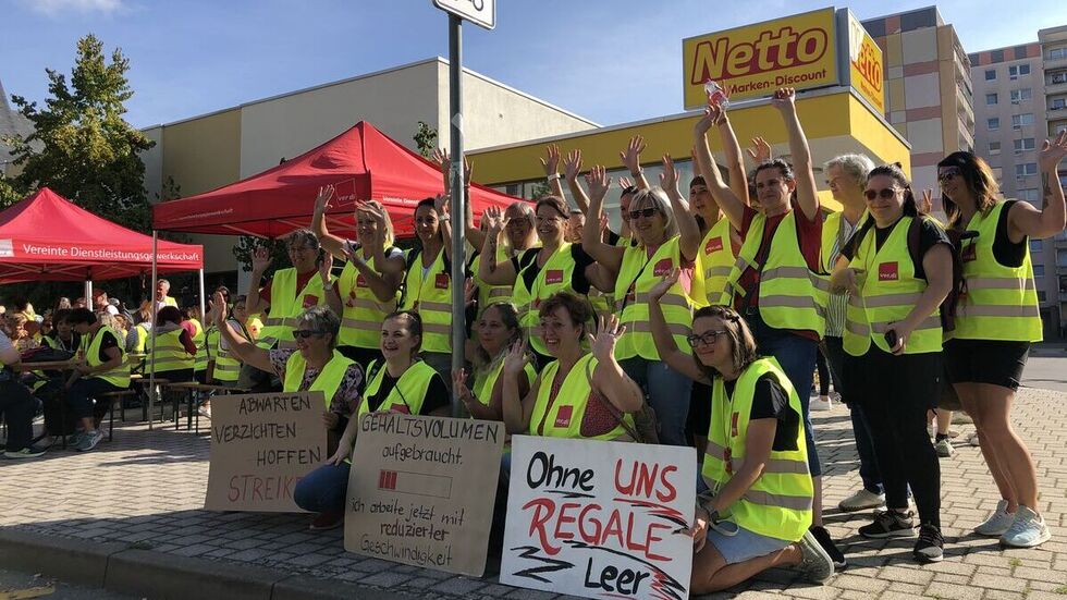 Vorm Netto in der Katharinenstraße hatten sich die Verkäuferinnen getroffen. 