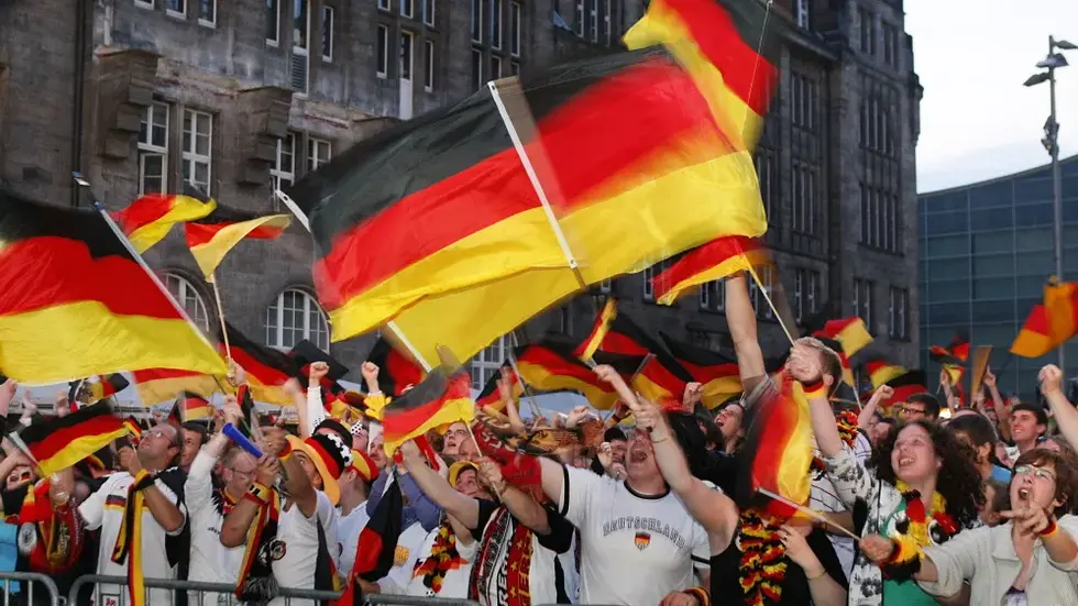 Auch in diesem Jahr werden in der Chemnitzer Innenstadt zur Fußball-WM wieder die Fahnen wehen. Auch in diesem Jahr werden in der Chemnitzer Innenstadt zur Fußball-WM wieder die Fahnen wehen.