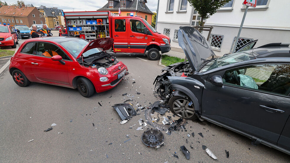Die Pkw waren fast frontal zusammengestoßen. Die Pkw waren fast frontal zusammengestoßen.