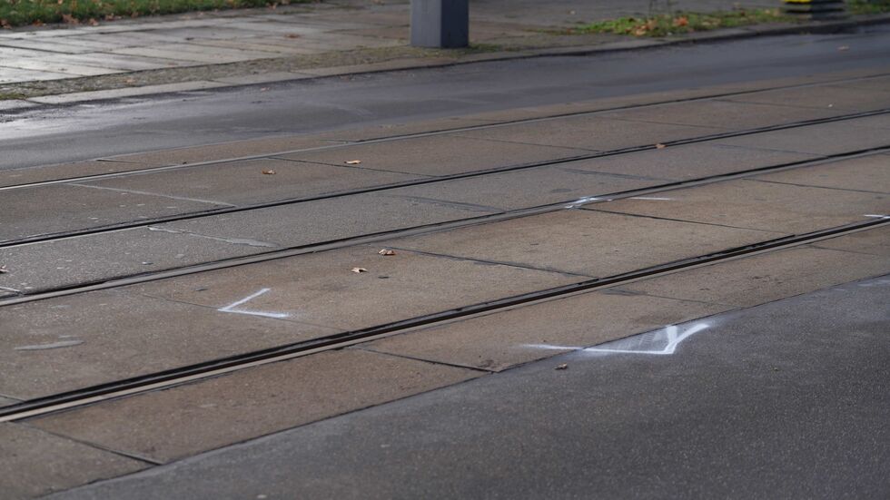 Mehrere Straßenbahnen wurden zunächst umgeleitet.