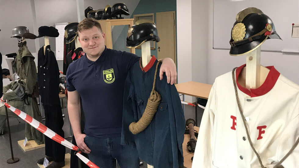 Chris Findeisen von der Feuerwehr Großrückerswalde hat die Sachen zusammengetragen.