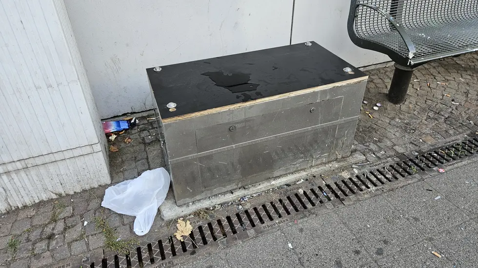 Hier stand der zerstörte Fahrkartenautomat früher. Die Kriminalpolizei hat ihn zur Spurensicherung mitgenommen. Hier stand der zerstörte Fahrkartenautomat früher. Die Kriminalpolizei hat ihn zur Spurensicherung mitgenommen.