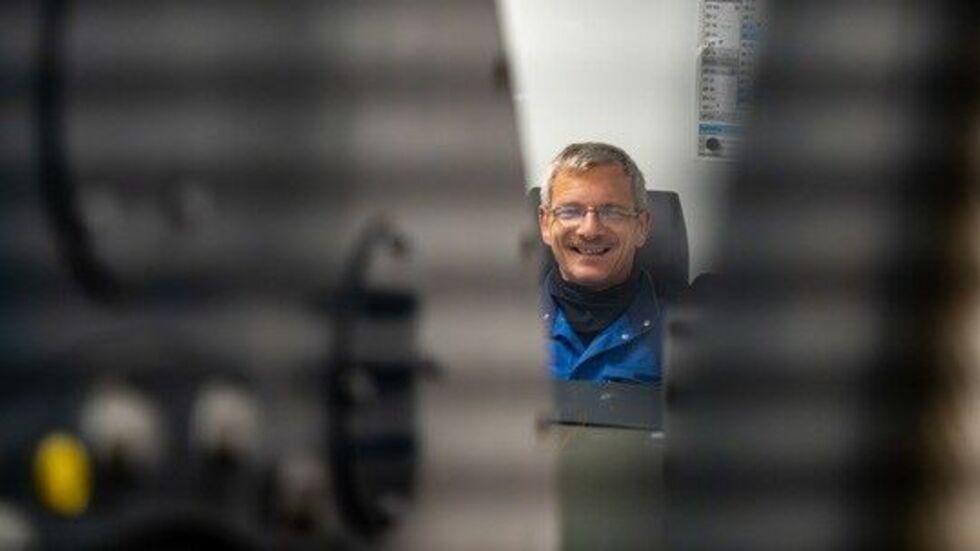 Gruben-Elektriker Jürgen Hansel im Maschinenraum der neuen Fördermaschine.